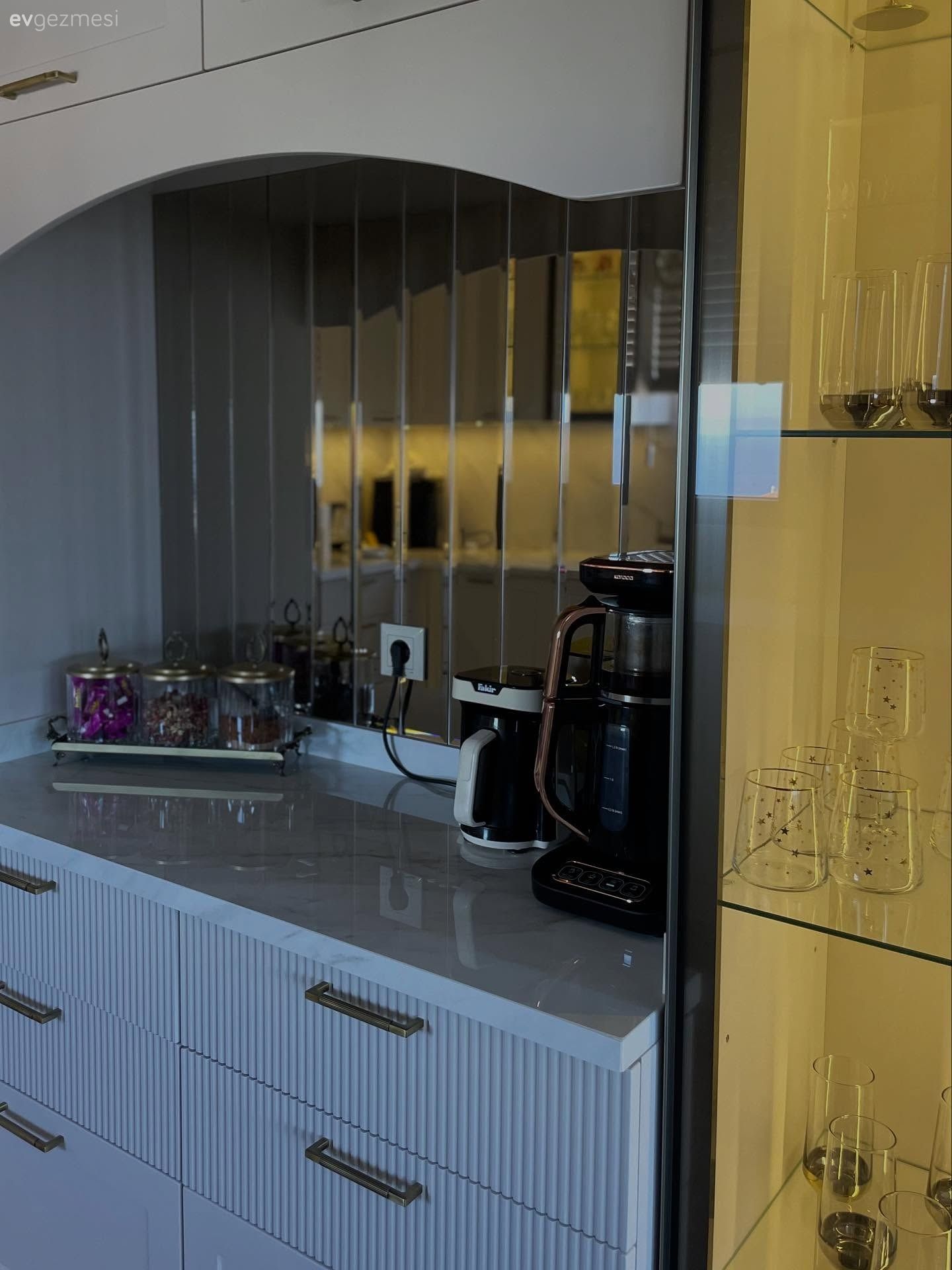 Ayna tezgah arası, Mutfak tezgah arası, Beyaz, Lambri, Cam kapaklı dolap, Mutfak aksesuarları, Mutfak