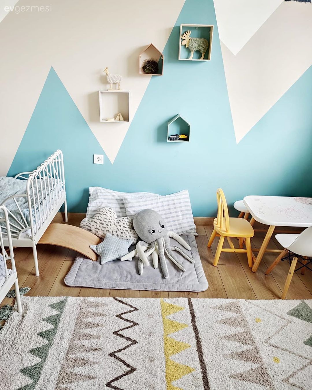 Çocuk Odası, Beyaz, Gri, Mavi, Çocuk odası halısı, Çocuk odası duvar dekorasyonu, Zigzak desen, Çocuk odası çalışma masası, Sandalye, Sarı