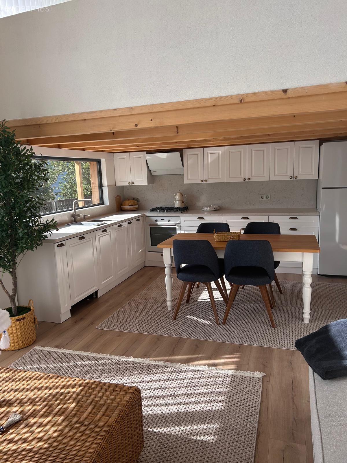 Köy evi, Amerikan Mutfak, Mutfak, Beyaz, Füme, Shaker kapaklı dolaplar, Mutfak tezgahı, Mutfak tezgah arası, Sandalye, Mutfak masası, Halı, Jüt halı, Ev bitkisi, Saksı