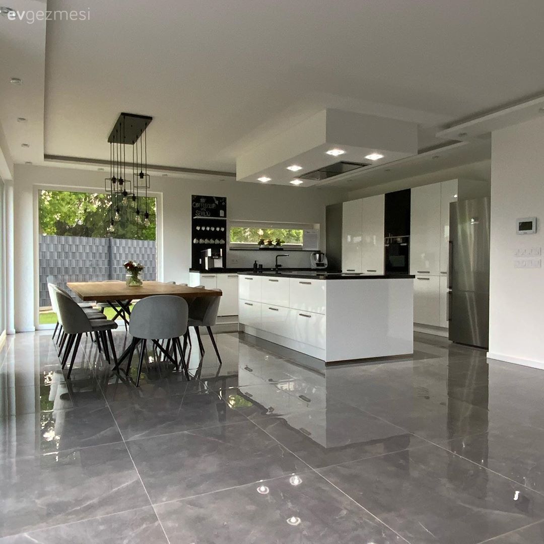 Amerikan Mutfak, Mutfak, Beyaz, Gri, Siyah, Ada mutfak, Spot aydınlatma, Aydınlatma, Yemek masası, Sandalye, Avize, Zemin seramikleri