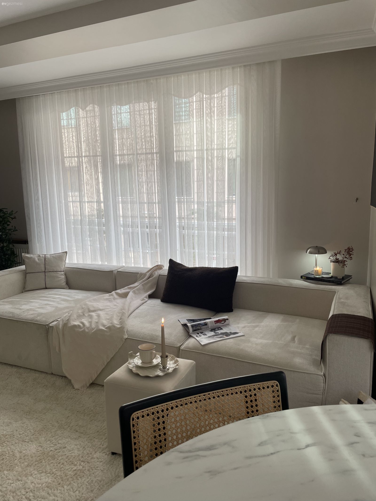 Salon, Modern, Beyaz, Bej, Koltuk takımı, Halı, Salon halısı, Kırlent, Ev tekstili, Tül perde, Perde, Hazeran, Hasır sandalye, Yemek masası