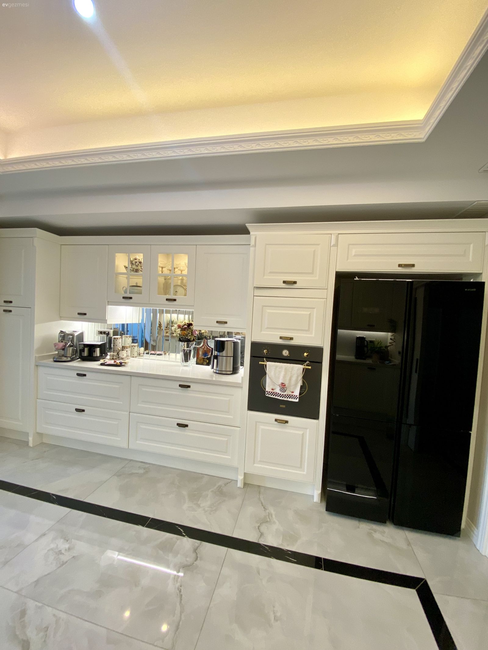 Farklı Tarzlardan Detaylar Mutfağın Genelinde Art Dekoya Dönüşmüş!