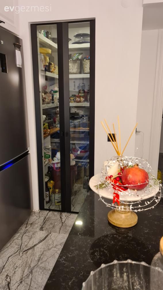 Ekstra mutfak dolabı, Mutfak, Beyaz, Siyah, Siyah tezgah, Mutfak tezgahı, Mutfak aksesuarları