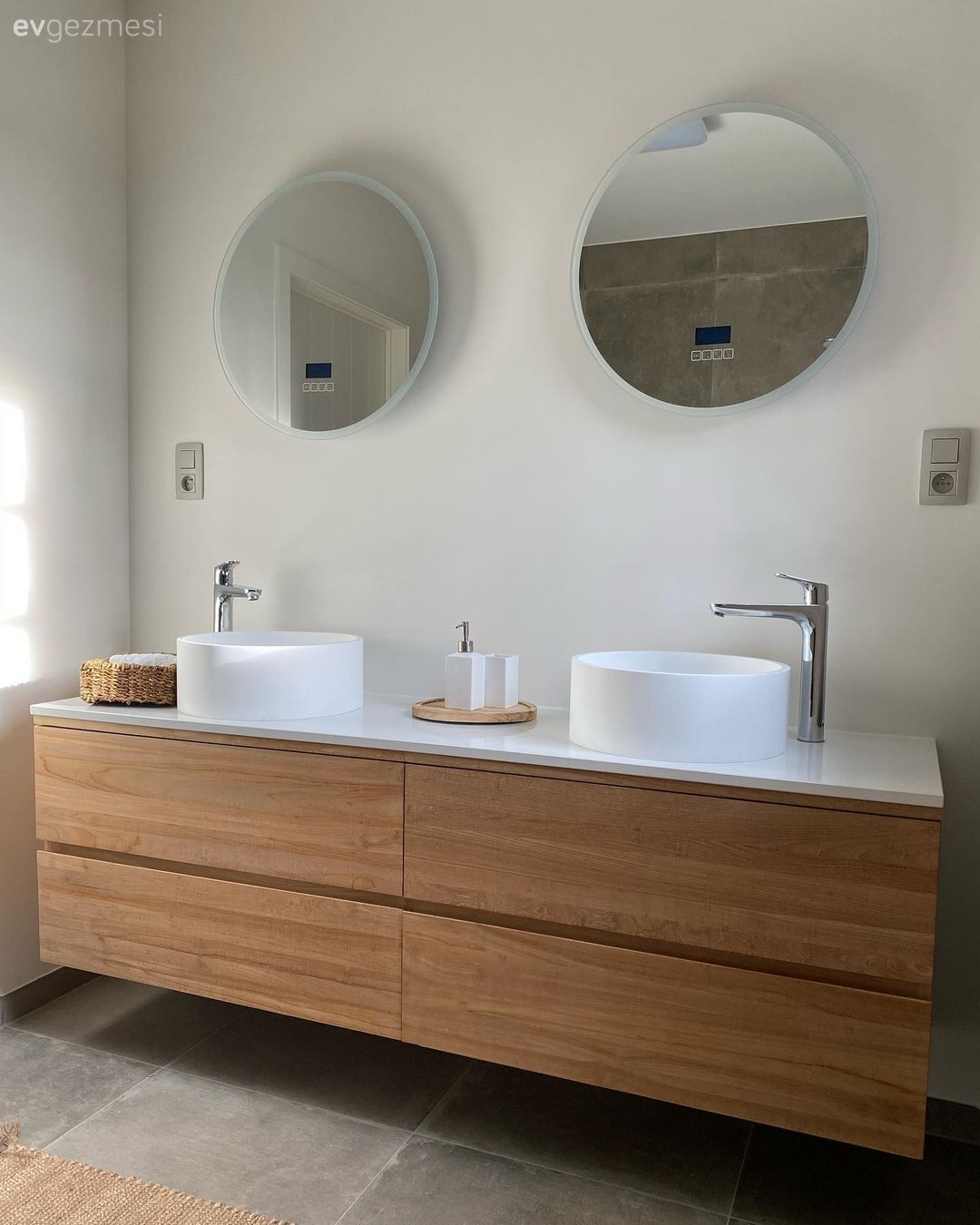 Kocaman Pencereleri Olan Bu Ev Hem Dışıyla Hem de İçiyle İlham Verici