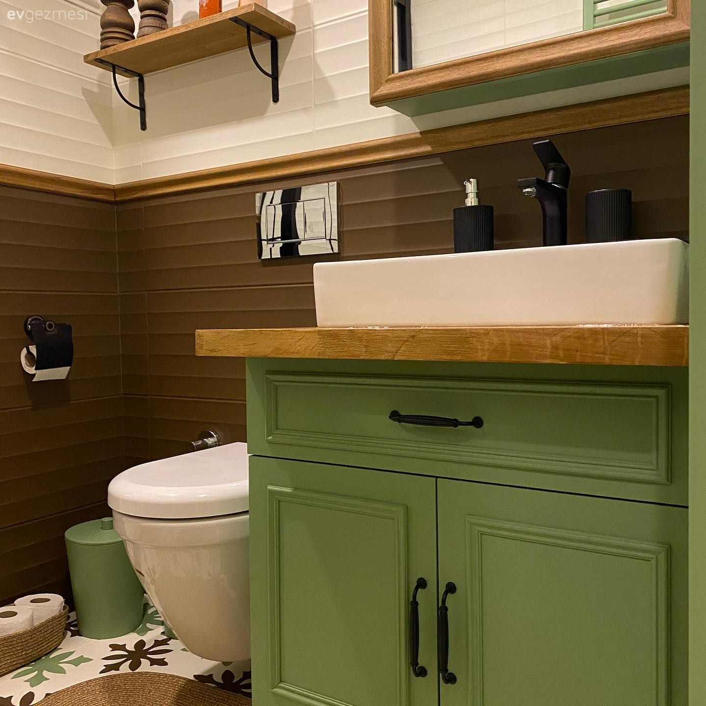 Yeşil ve Kahverengiyle Yenilenen Bu Banyo Adeta Doğanın Yansıması!