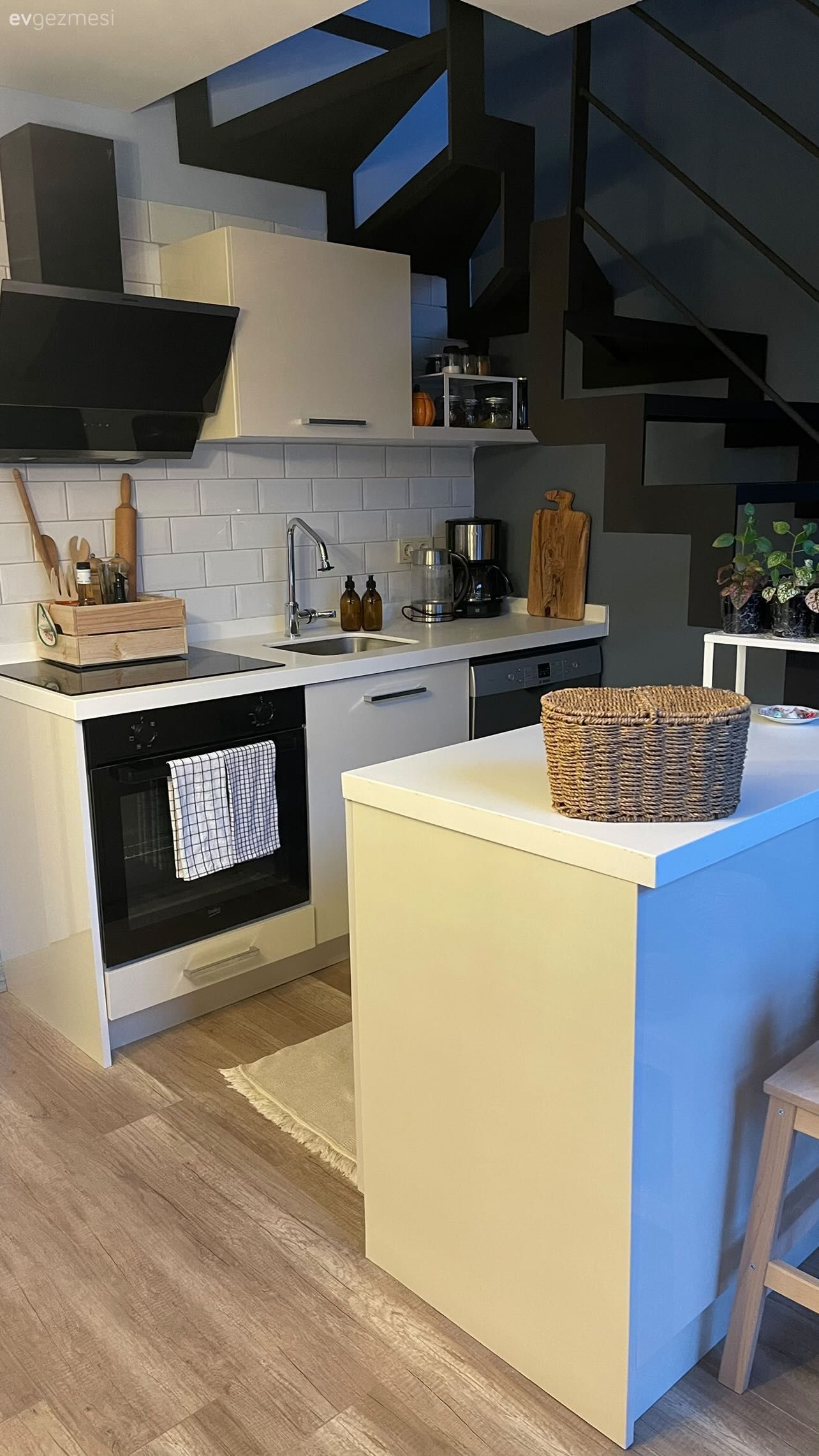 Mutfak, Beyaz, Siyah, Dubleks evler, İskandinav, Mutfak tezgahı, Mutfak tezgah arası, Tezgah arası seramik, Parke, Davlumbaz, Mutfak aksesuarları