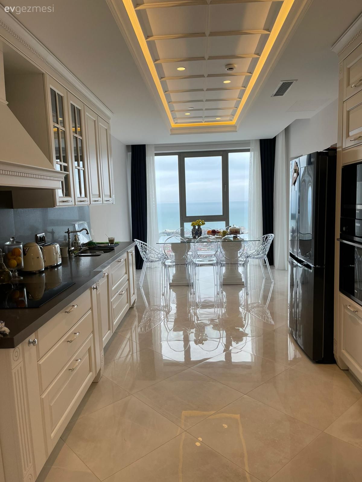 Mutfak, Beyaz mutfak, Beyaz, Siyah, Art deko, Mutfak tezgahı, Mutfak tezgah arası, Tezgah arası seramik, Mutfak zemin seramikleri, Tavan dekorasyon, Led aydınlatma, Aydınlatma, Ankastre, Ekstra mutfak dolabı, Koridor tipi mutfak, Sandalye, Mutfak masası, Shaker kapaklı dolaplar