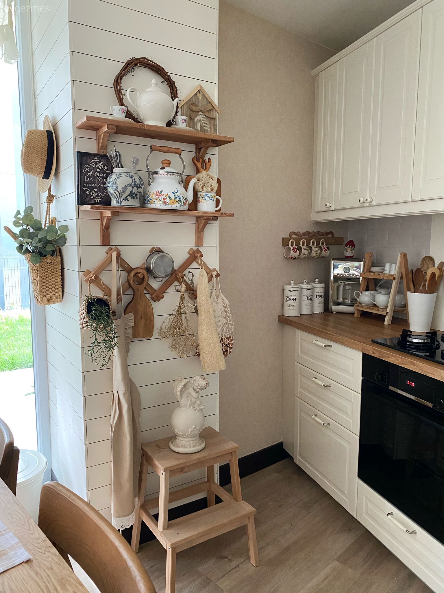 Mutfak duvar dekorasyonu, Lambri, Beyaz, Krem, Ahşap mutfak tezgahı, Mutfak tezgahı, Duvar rafı, Duvar dekorasyonu, Mutfak aksesuarları, Mutfak, Parke