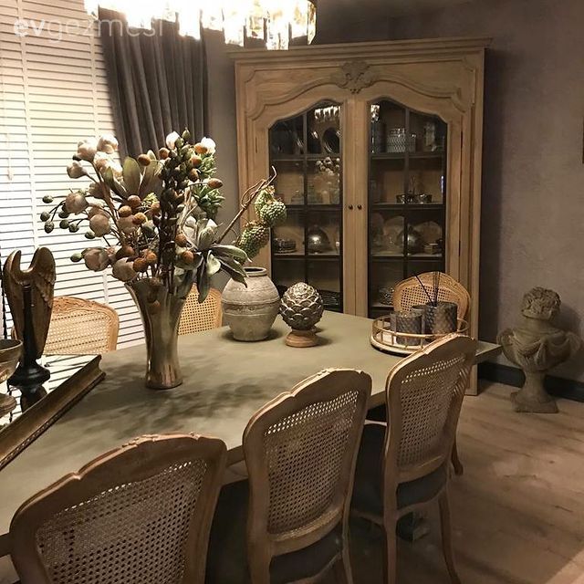 Ahşap Mobilya, Rustik, Klasik, Gri, Kahverengi, Bej, Vitrin, Sandalye, Yemek masası, Lambader, Aydınlatma, Fon perde, Perde, Vazo, Ev Aksesuar, Dekoratif Objeler