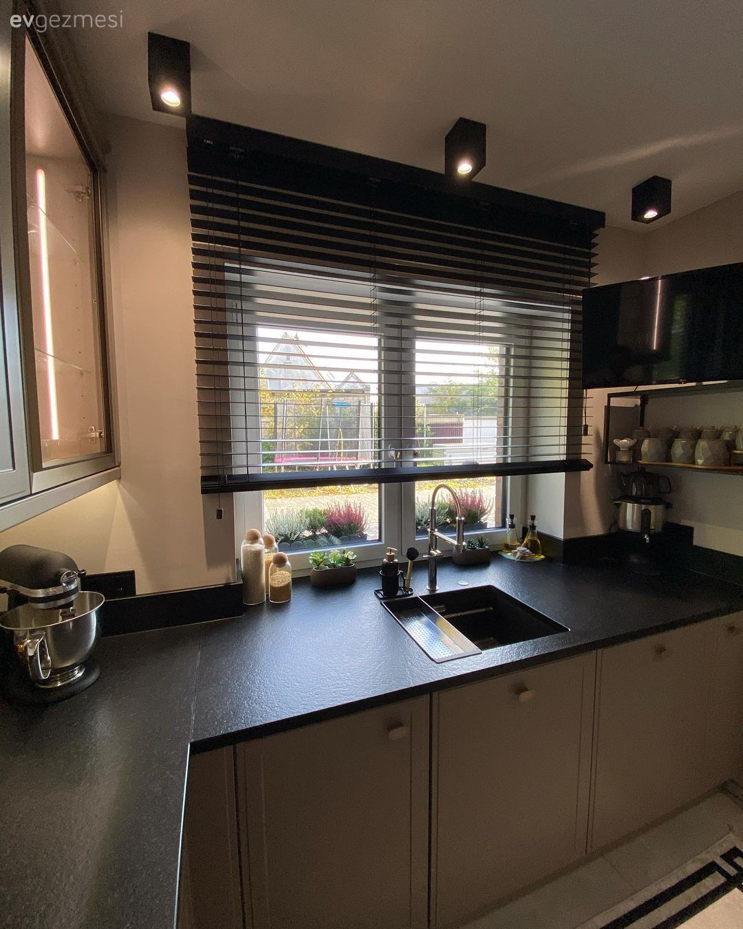 Siyah, Siyah tezgah, Mutfak tezgahı, Mutfak perdesi, Jaluzi, Pencere önü eviye, Eviye , Mutfak aksesuarları, Mutfak