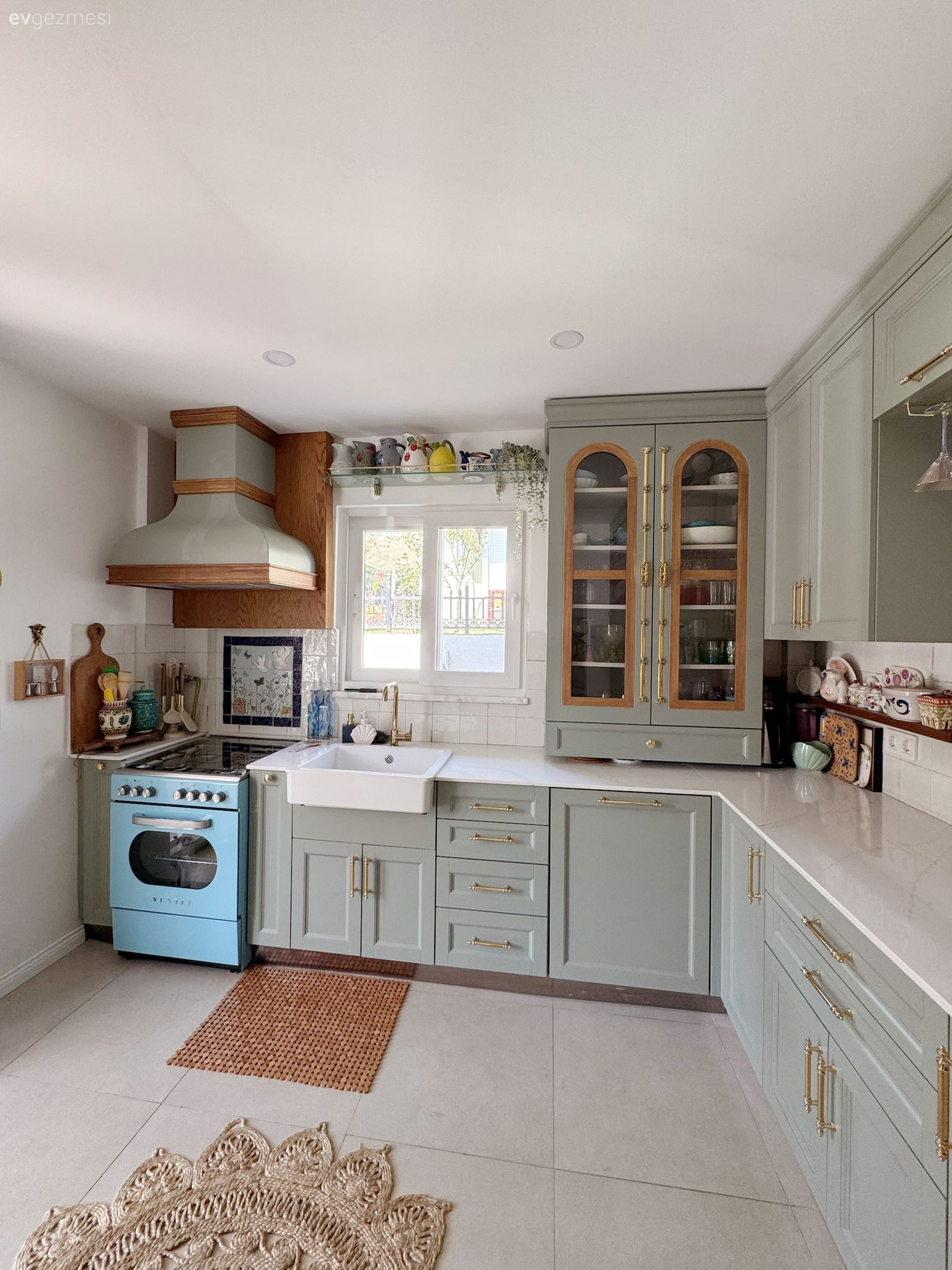 Mutfak, Rustik, Eklektik, Mavi, Mint yeşil, Kahverengi, Beyaz, Mutfak tezgahı, Mutfak tezgah arası, Tezgah arası seramik, Pencere önü eviye, Eviye , Davlumbaz, Rustik ankastre, Ankastre, Mobilya kulp ve ayakları, Jüt halı, Halı, Mutfak bataryası, Mutfak aksesuarları
