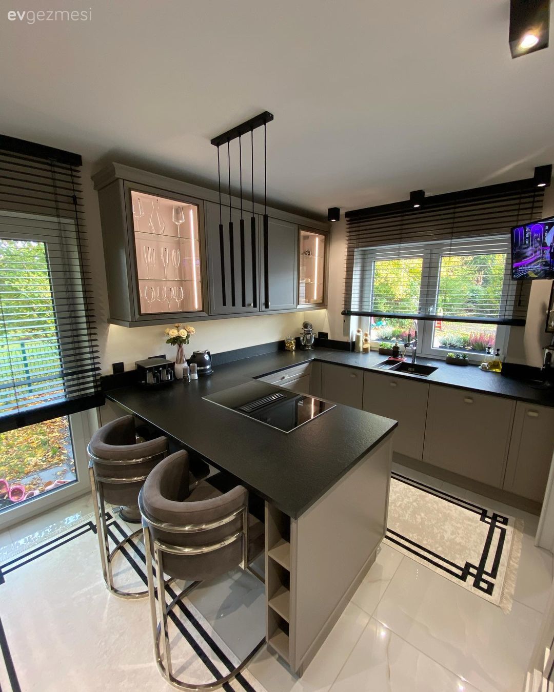 Mutfak, Modern, Gri mutfak, Gri, Siyah, Siyah tezgah, Mutfak tezgahı, G-tipi mutfak, Mutfak tezgah arası, Mutfak aksesuarları, Mutfak halısı, Mutfak Avize Modelleri, Ankastre, Mutfak yarım adası, Sandalye, Mutfak zemin seramikleri, Mutfak perdesi
