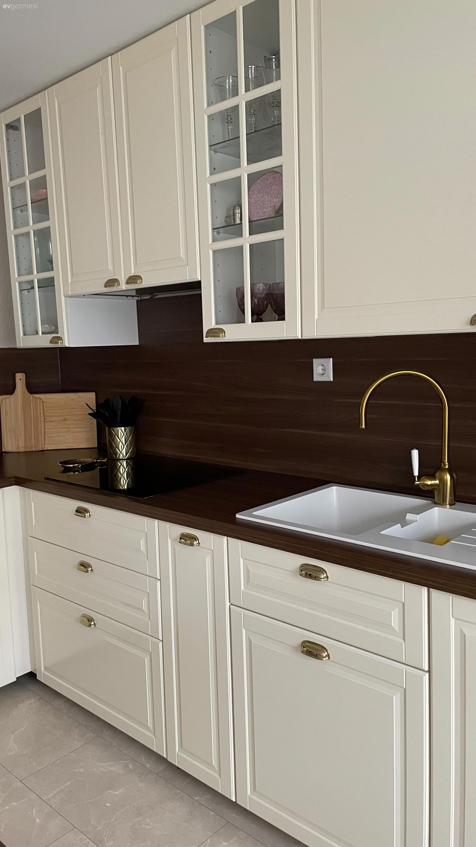 Ahşap mutfak tezgahı, Mutfak tezgahı, Beyaz, Kahverengi, Altın, Mutfak tezgah arası, Tezgah arası seramik, Shaker kapaklı dolaplar, Mutfak, Mutfak aksesuarları
