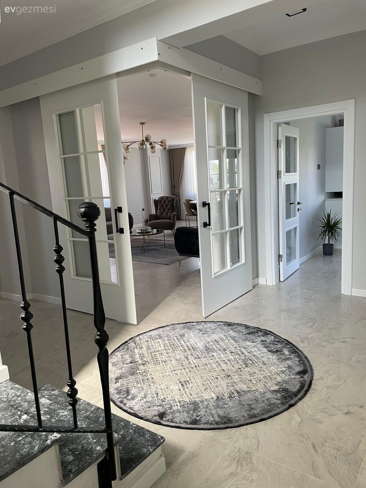 Antre, Beyaz, Art deko, Yuvarlak halı, Halı, Merdiven, Siyah