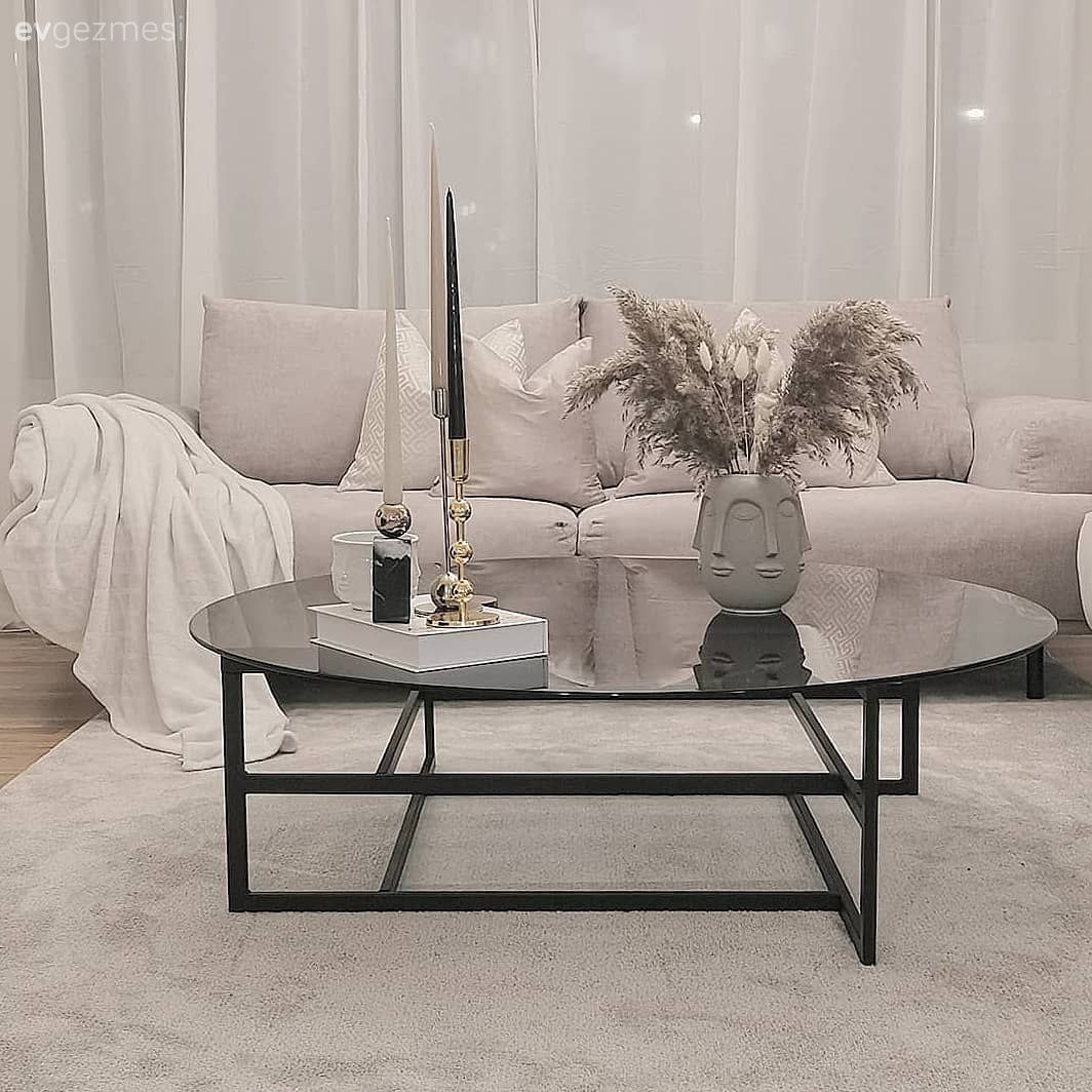 Salon, Modern, Beyaz, Koltuk takımı, Berjer, Yuvarlak ayna, Dekoratif ayna, Orta sehpa, Sehpa, Şamdan, Ev Aksesuar, Cam orta sehpa, Halı, Salon halısı, Kırlent, Ev tekstili, Bej, Mum, Sehpa üstü aksesuarı, Vazo, Pampas otu