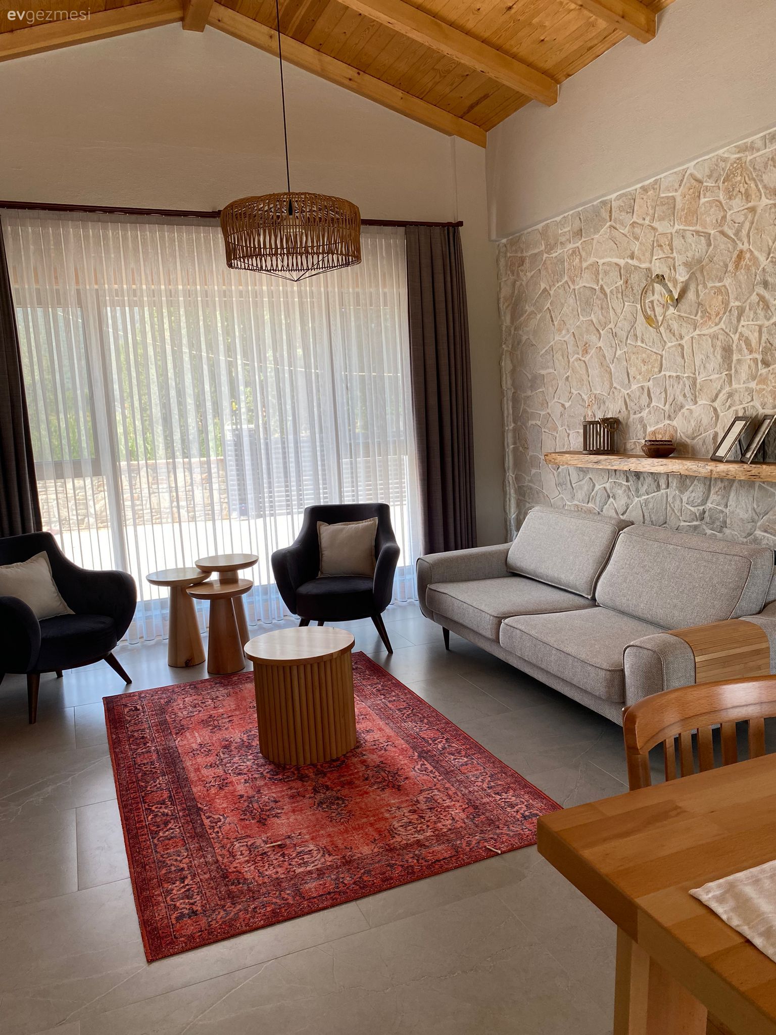 Muğla'daki 100 M2'lik Bu Köy Evinin İçi Beton Dışı Taş!