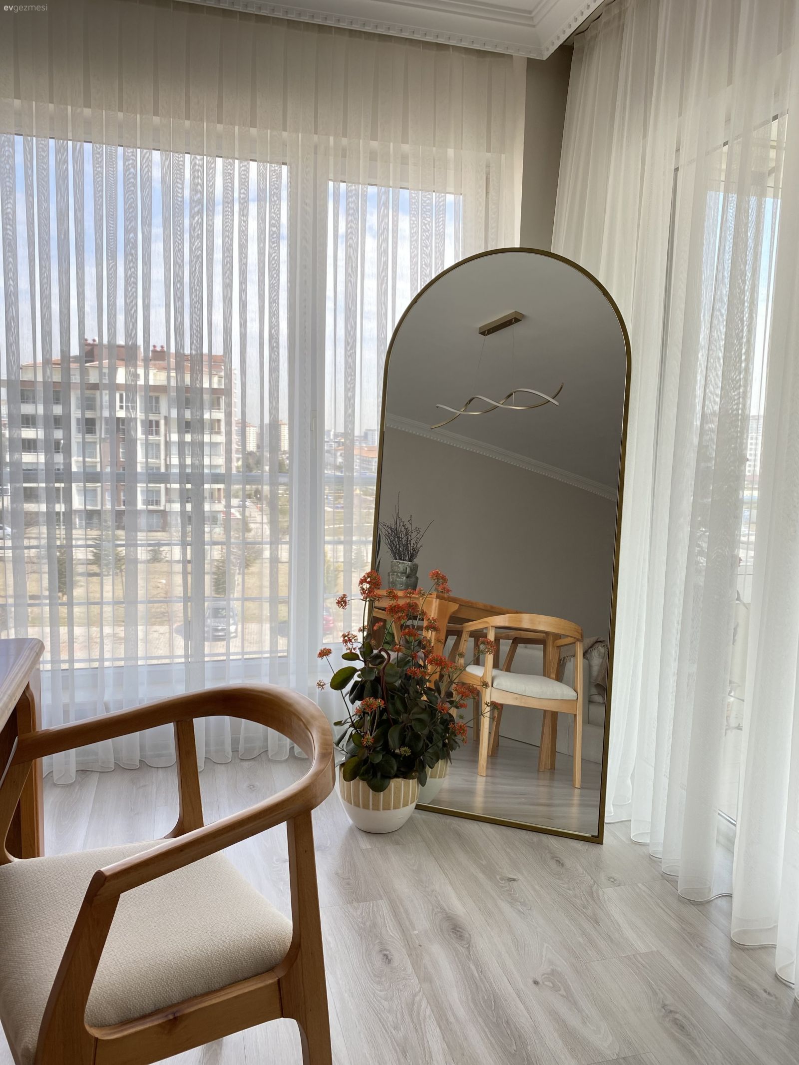 Boy aynası, Ayna, Tül perde, Perde, Sandalye, Parke, Ev bitkisi