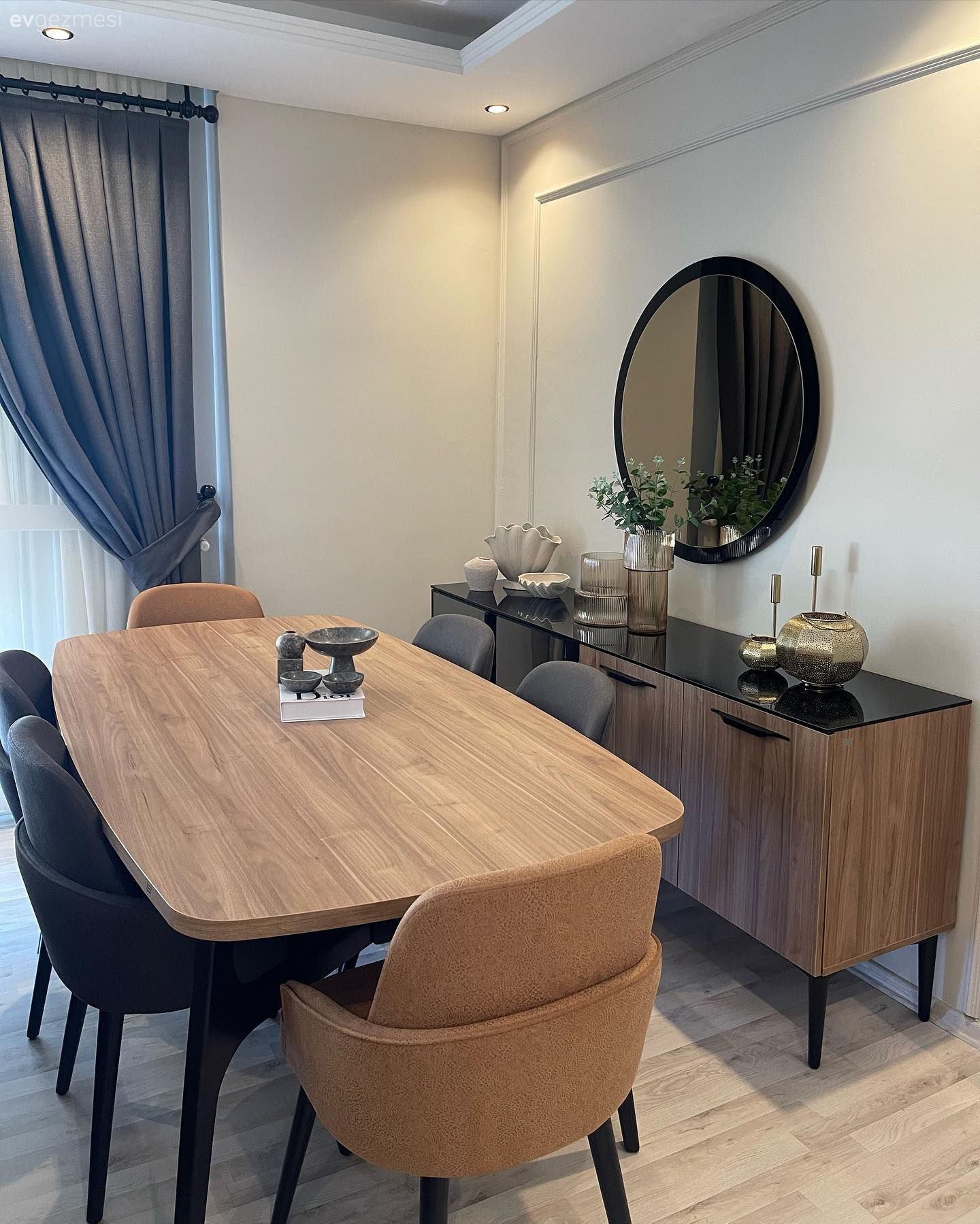 Duvar çıtalama, Krem duvar, Bej, Siyah, Ahşap Mobilya, Gri, Tavan dekorasyon, Dekoratif Objeler, Spot aydınlatma, Aydınlatma, Konsol, Konsol üzeri dekoratif objeleri