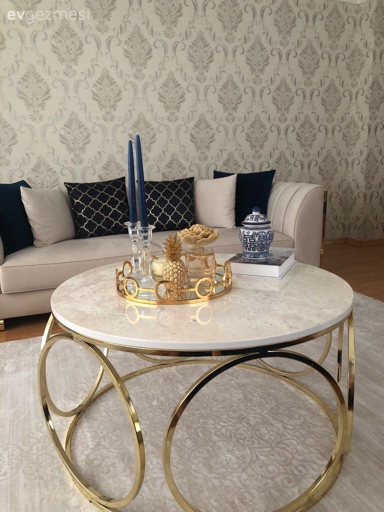 Duvar kağıdı, Duvar dekorasyonu, Krem, Bej, Beyaz, Altın, Siyah, Koltuk takımı, Halı, Salon halısı, Yuvarlak sehpa, Sehpa, Metal ayaklı sehpa, Dekoratif Objeler