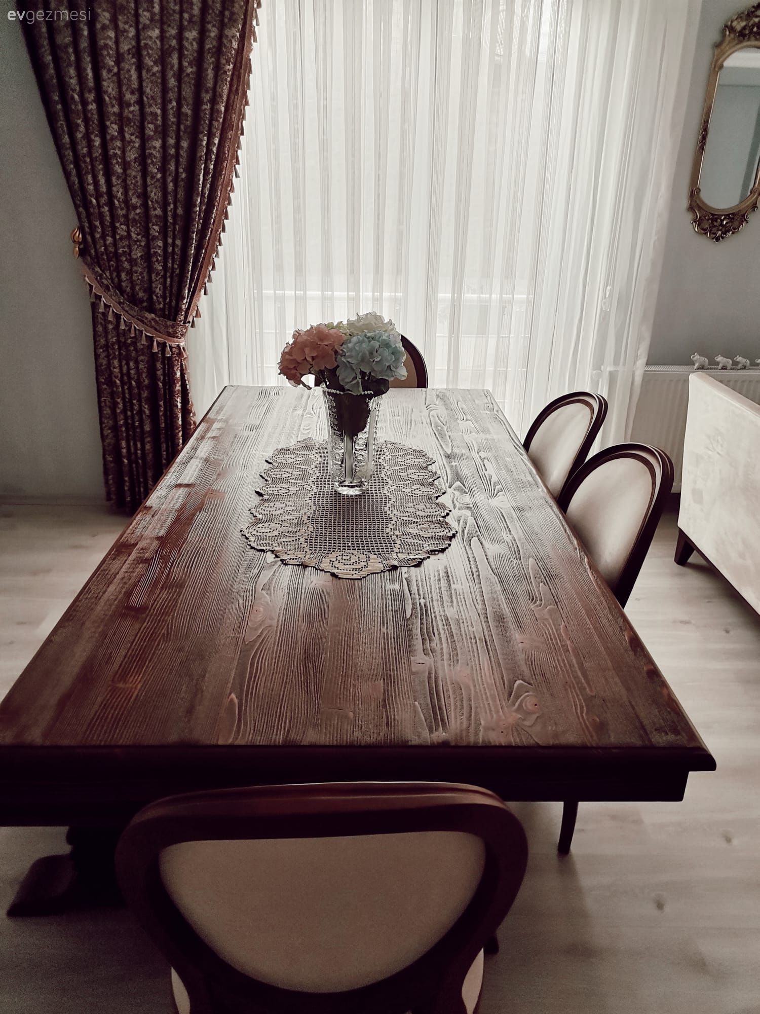 Ahşap masa, Sandalye, Kahverengi, Krem