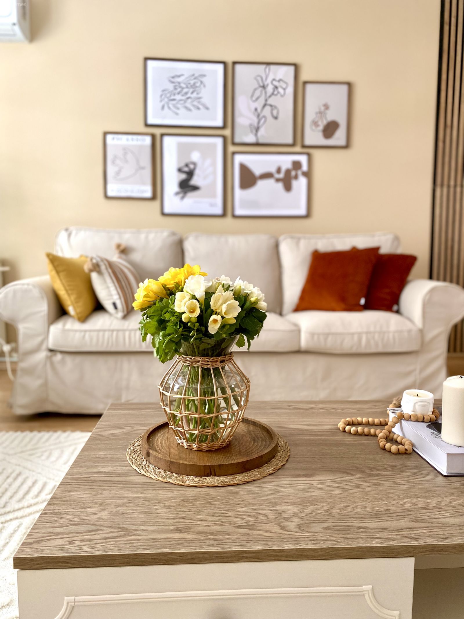 Salon, Bohem Dekorasyon, İskandinav, Koltuk takımı, Turuncu, Sarı, Beyaz, Bej, Galeri duvarı, Duvar dekorasyonu, Kırlent, Ev tekstili, Orta sehpa, Sehpa, Ahşap Mobilya, Vazo, Ev Aksesuar, Halı, Salon halısı, Çiçekler