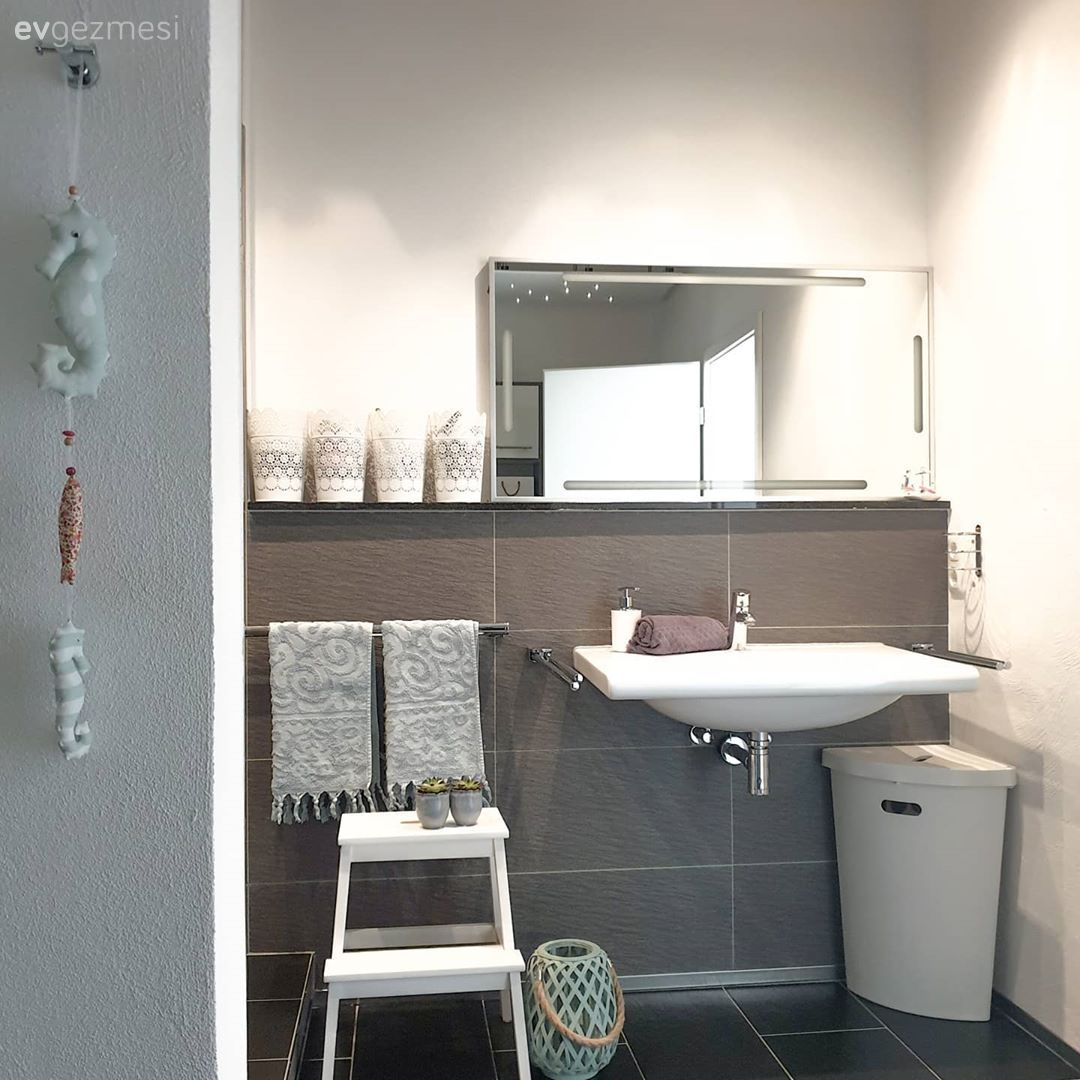 Banyo, Beyaz, Gri, Banyo aynası, Banyo aydınlatması, Banyo seramikleri, Banyo aksesuarları