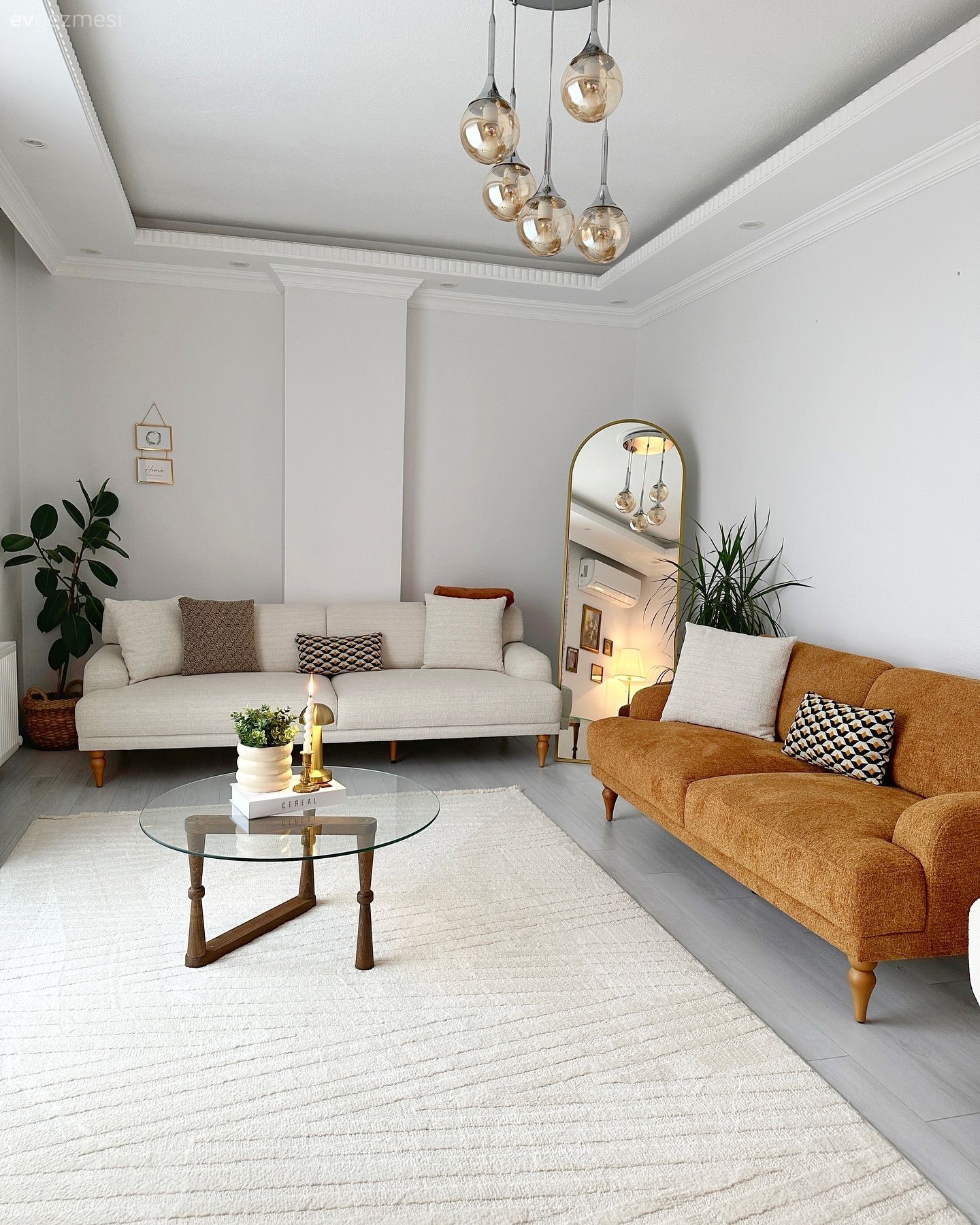 Salon, Modern, Turuncu, Krem, Bej, Beyaz, Koltuk takımı, Kırlent, Ev tekstili, Boy aynası, Ayna, Orta sehpa, Sehpa, Halı, Salon halısı, Ev bitkisi, Avize, Aydınlatma, Salon avizesi, Dekoratif Objeler, Beyaz koltuk