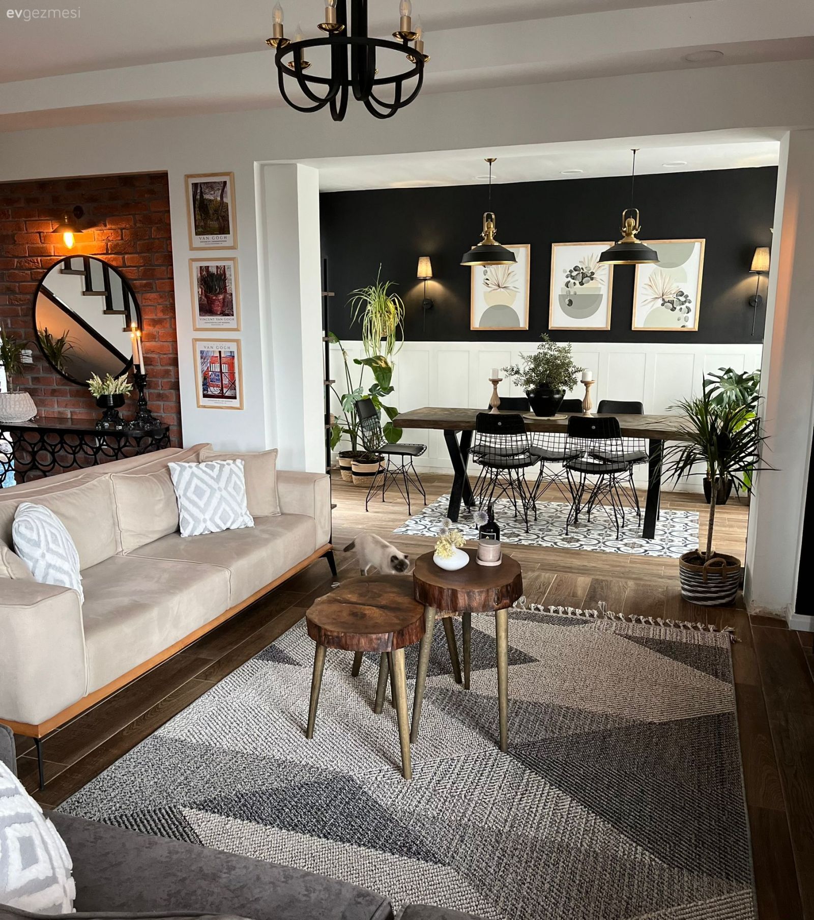 Bu Üç Katlı Evi Mimarlar Yarım Bırakınca İş Ev Sahibine Kalmış!