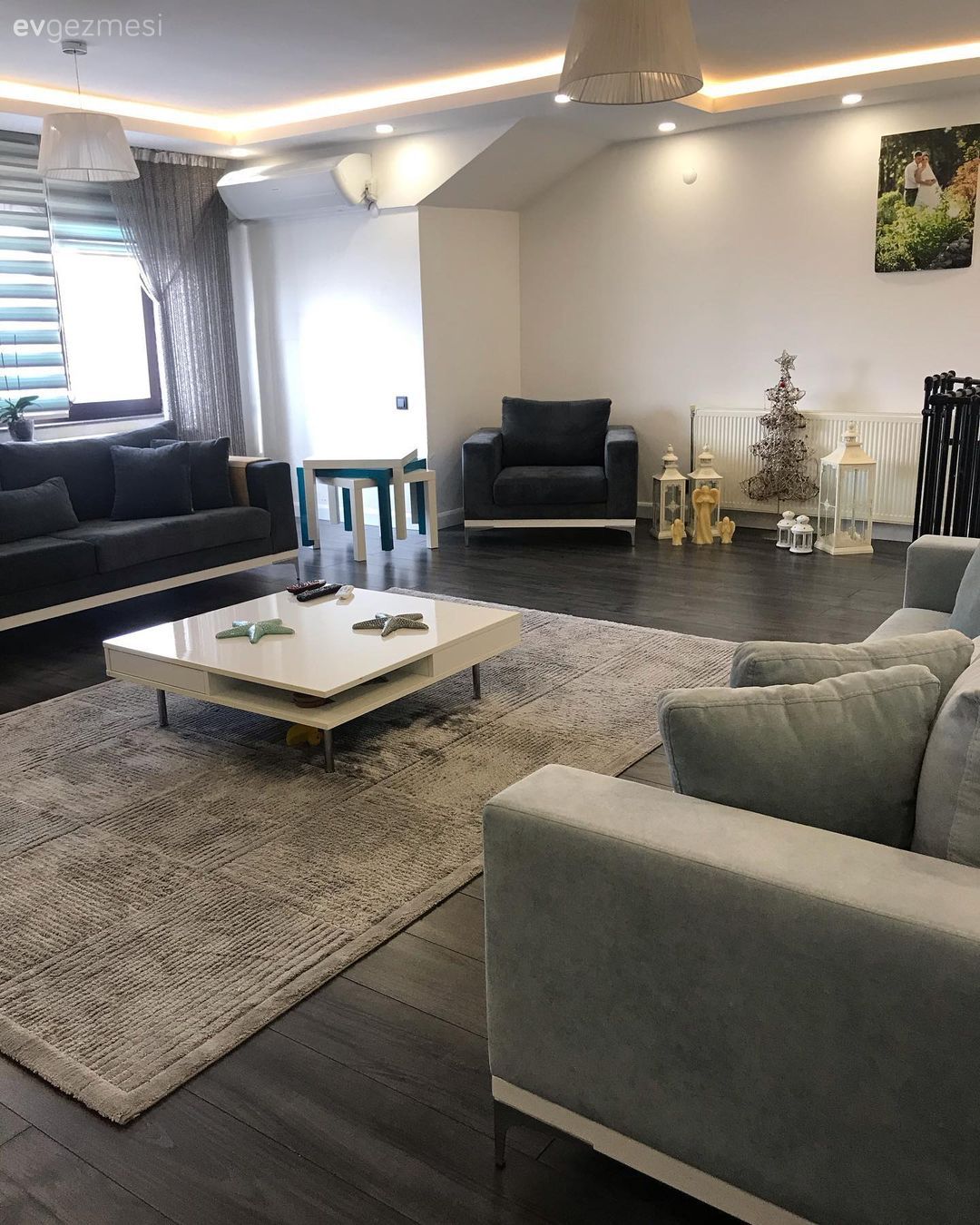 Salon, Modern, Dubleks evler, Beyaz, Gri, Siyah, Koltuk takımı, Berjer, Halı, Salon halısı, Orta sehpa, Sehpa, Avize, Aydınlatma, Zebra Perde, Perde, Gri duvar, Lambader, Parke