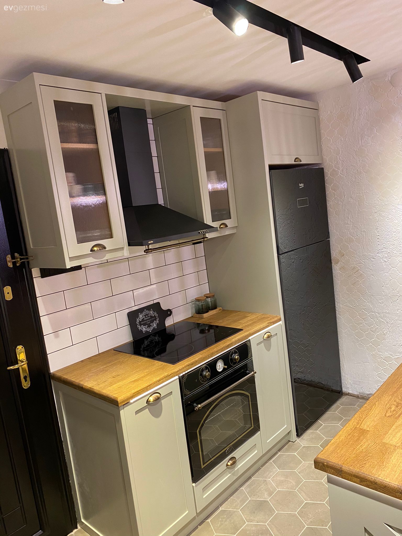 Mutfak, Rustik mutfak, Mint yeşil, Siyah, Beyaz, Ahşap mutfak tezgahı, Mutfak tezgahı, Mutfak tezgah arası, Tezgah arası seramik, Ankastre, Davlumbaz, Zemin seramikleri, Spot aydınlatma, Aydınlatma