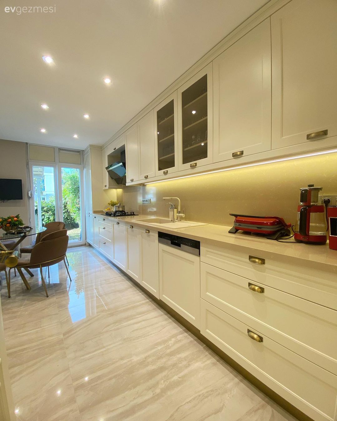 Mutfak, Beyaz, Modern, Shaker kapaklı dolaplar, Mutfak tezgahı, Mutfak tezgah arası, Tezgah arası doğal taş, Sandalye, Mutfak masası, Spot aydınlatma, Aydınlatma, Mutfak zemin seramikleri, Mutfak aksesuarları, Vizon