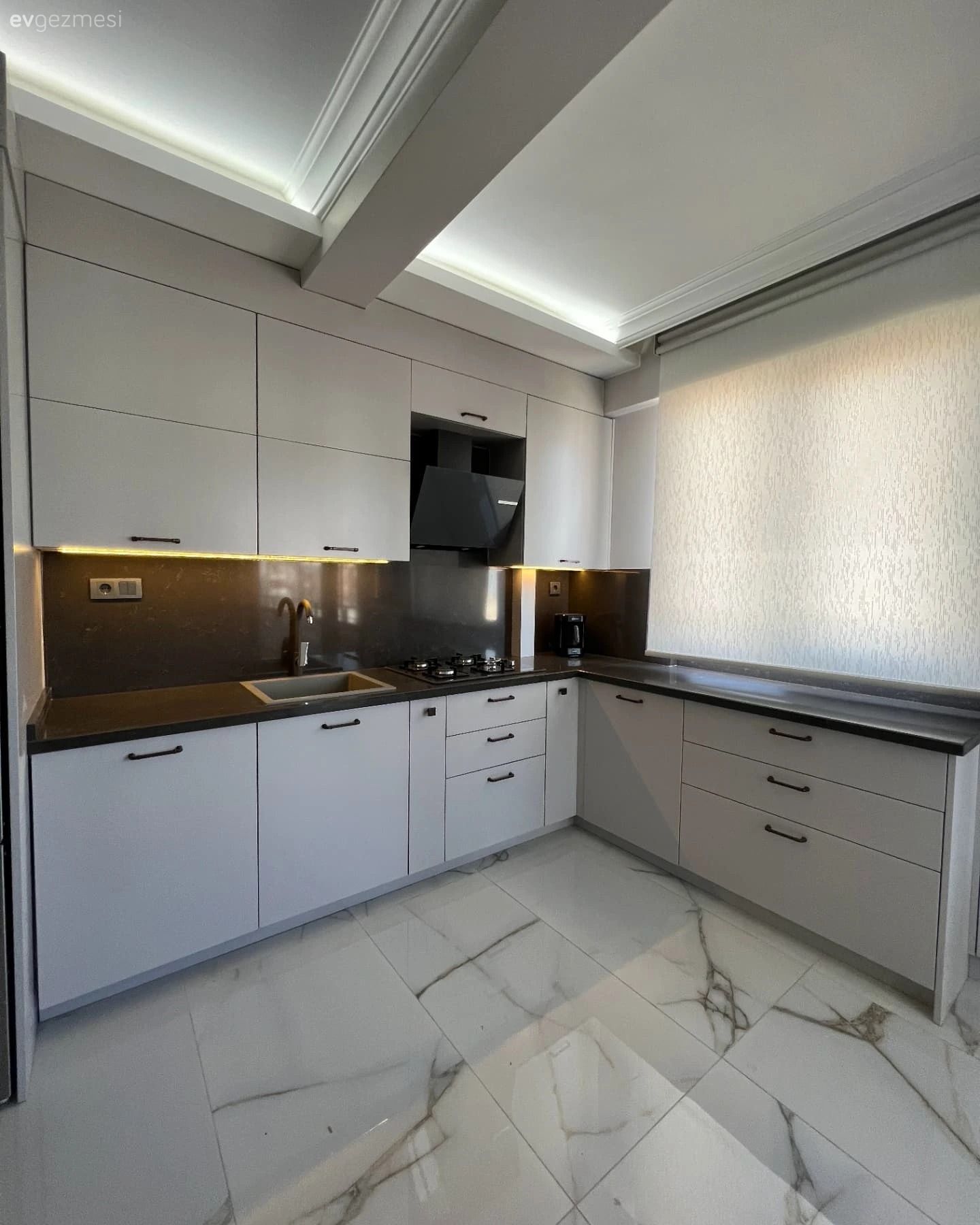 Asimetrik Dolaplar Bu Mutfağın Her Köşesine İşlevsellik Katmış