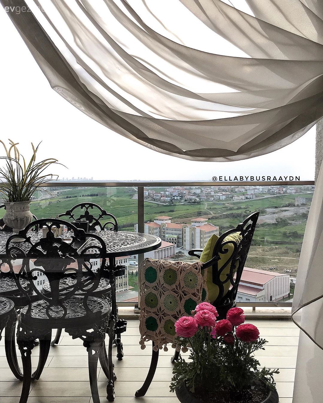 Balkon, Ferforje, Siyah, Tül perde, Balkon çiçekleri, Ev Aksesuar, Vazo, Balkon masası, Metal sandalye