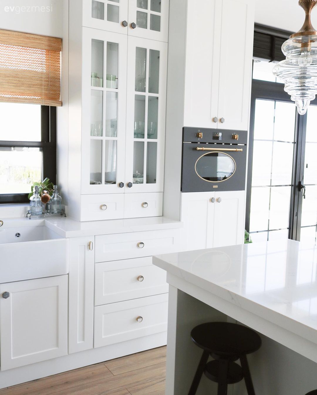 Mutfak, Country, İskandinav, Rustik, Beyaz mutfak, Ada mutfak, Siyah, Beyaz, Shaker kapaklı dolaplar, Sarkıt, Aydınlatma, Mutfak Avize Modelleri, Davlumbaz, Rustik ankastre, Ankastre, Mutfak perdesi, Katlamalı perde, Perde, Mutfak aksesuarları, Mutfak tezgahı, Mutfak tezgah arası, Tezgah arası seramik, Tabure, Pencere önü eviye, Eviye 