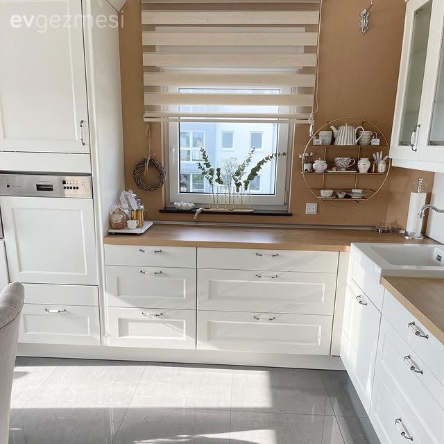 Mutfak, Country mutfak, Beyaz, Mutfak tezgahı, Mutfak tezgah arası, Somon Rengi, Mutfak perdesi, Zebra Perde, Perde, Shaker kapaklı dolaplar