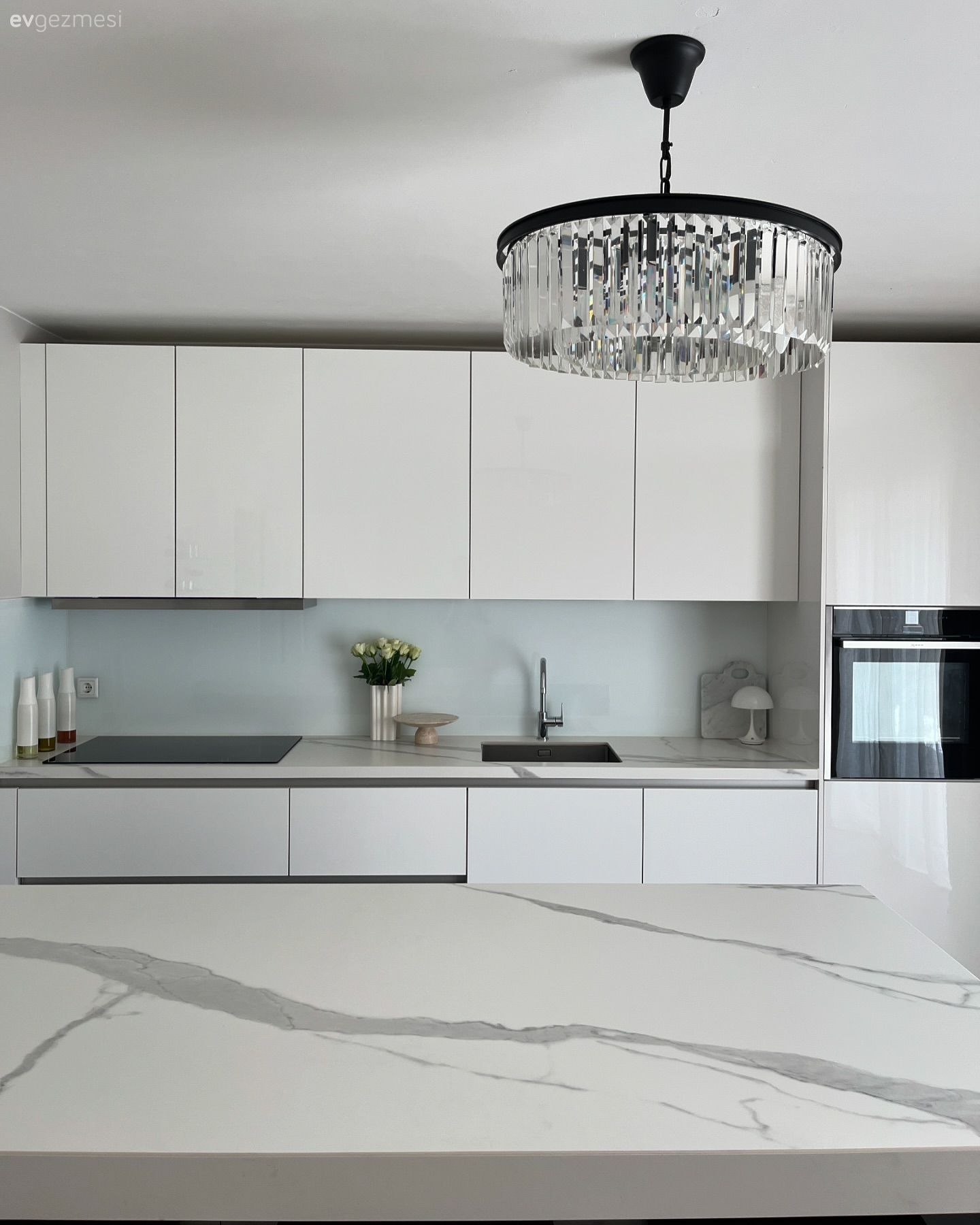 Beyaz, Siyah, Kulpsuz mutfak dolabı, Mutfak tezgahı, Mutfak, Mutfak tezgah arası, Tezgah arası seramik, Ankastre, Mutfak aksesuarları, Mutfak Avize Modelleri