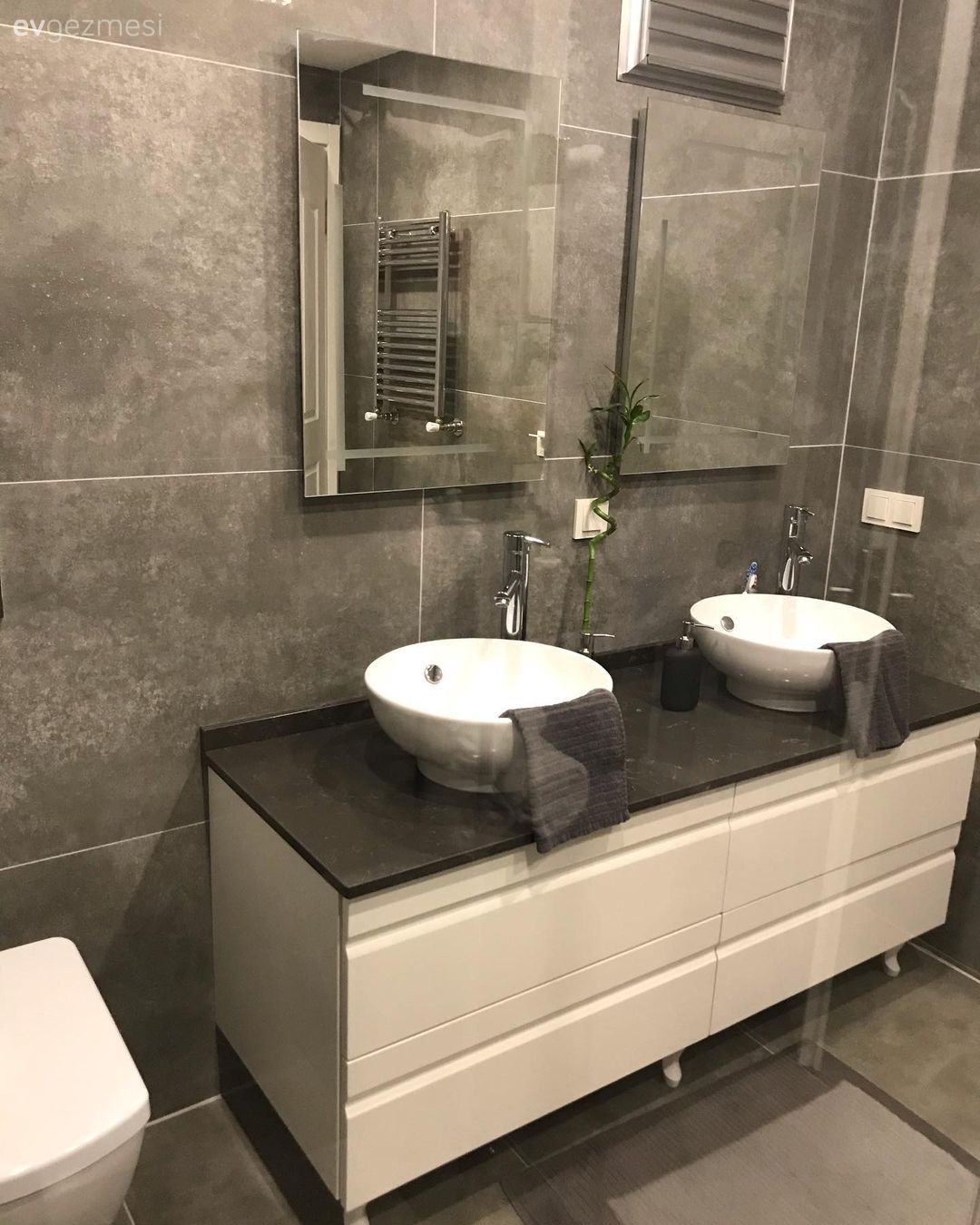 Bu Dubleks Evin En Sevdikleri Siyah, Beyaz ve Gri