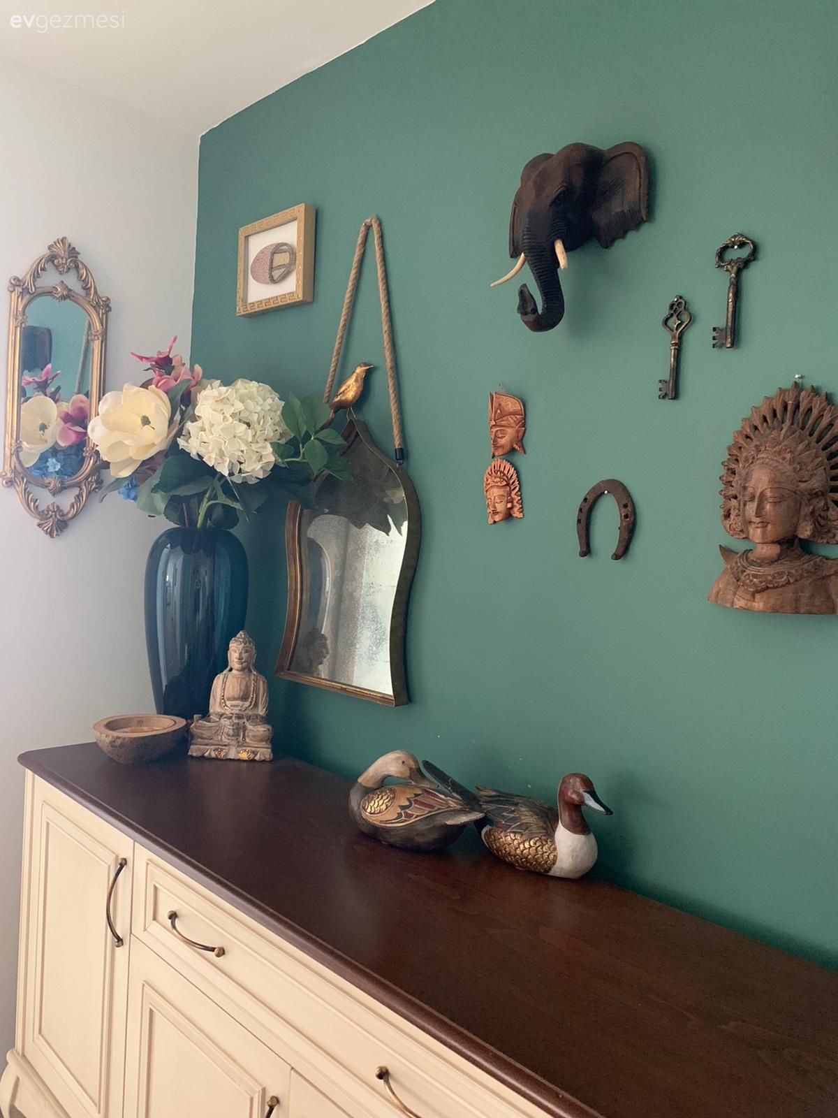 Konsol, Konsol üzeri dekoratif objeleri, Yeşil duvar, Vazo, Ev Aksesuar, Duvar dekorasyonu