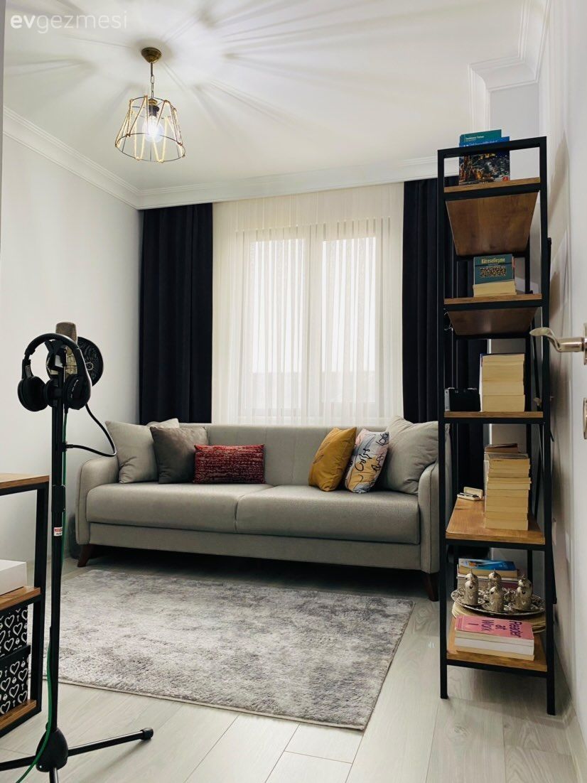 Çalışma odası, Gri koltuk, Fon perde, Perde, Tül perde, Siyah, Kitaplık