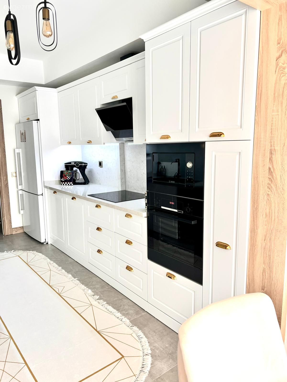 Mutfak, Country, Beyaz, Siyah, Altın, Shaker kapaklı dolaplar, Mutfak tezgahı, Mutfak tezgah arası, Tezgah arası doğal taş, Ankastre, Davlumbaz, Avize, Aydınlatma, Halı, Mutfak halısı