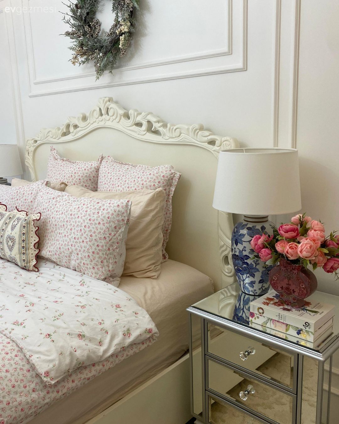 Yatak Odası, Country, Krem, Beyaz, Pudra pembe, Aynalı mobilya, Ayna, Komodin, Abajur, Aydınlatma, Duvar çıtalama
