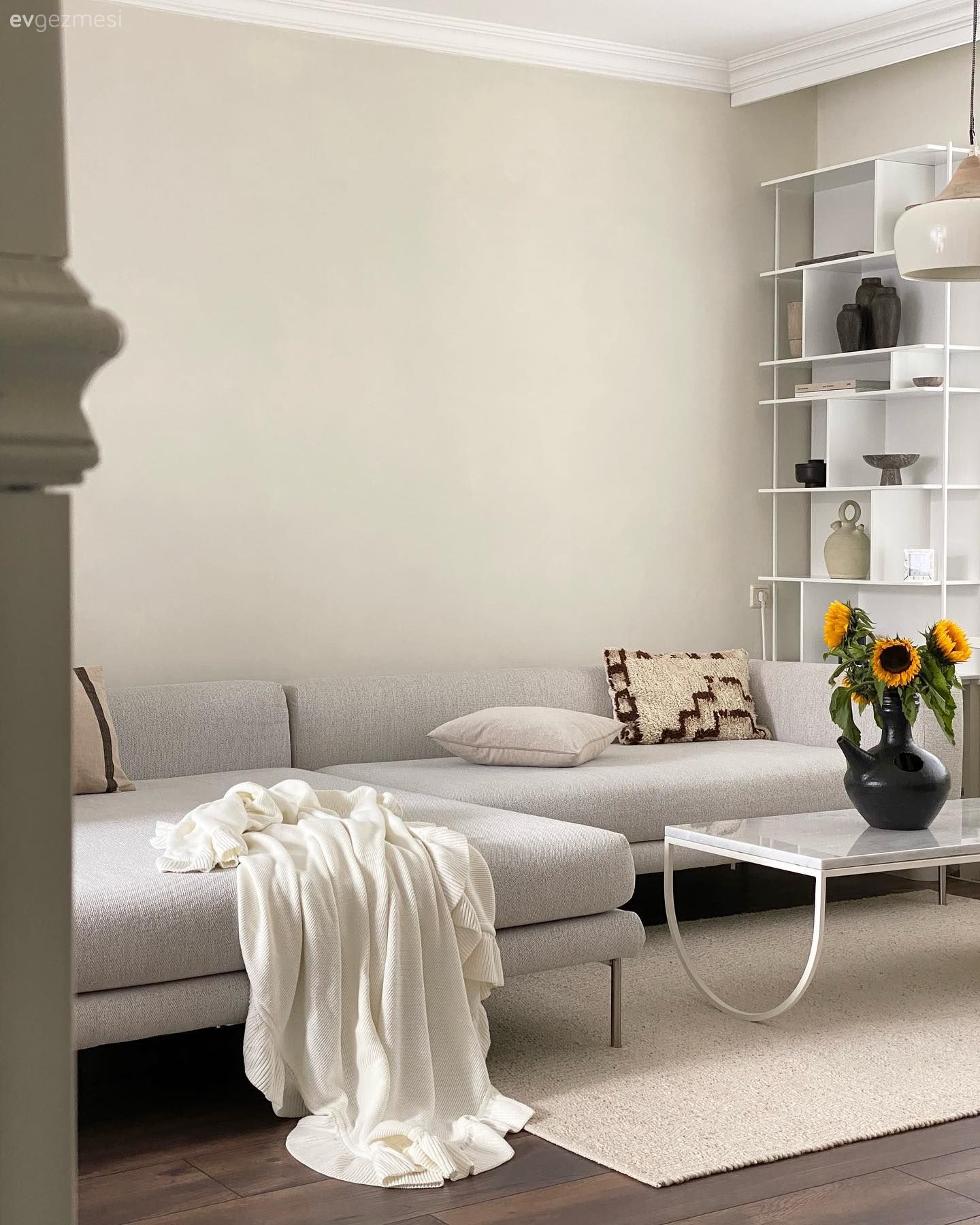 Salon, Krem, Beyaz, Bej, Köşe koltuk, Koltuk takımı, Modern, Duvar rafı, Duvar dekorasyonu, Jaluzi, Salon avizesi, Salon halısı, Halı, Parke, Dekoratif Objeler, Kırlent, Ev tekstili, Orta sehpa, Sehpa