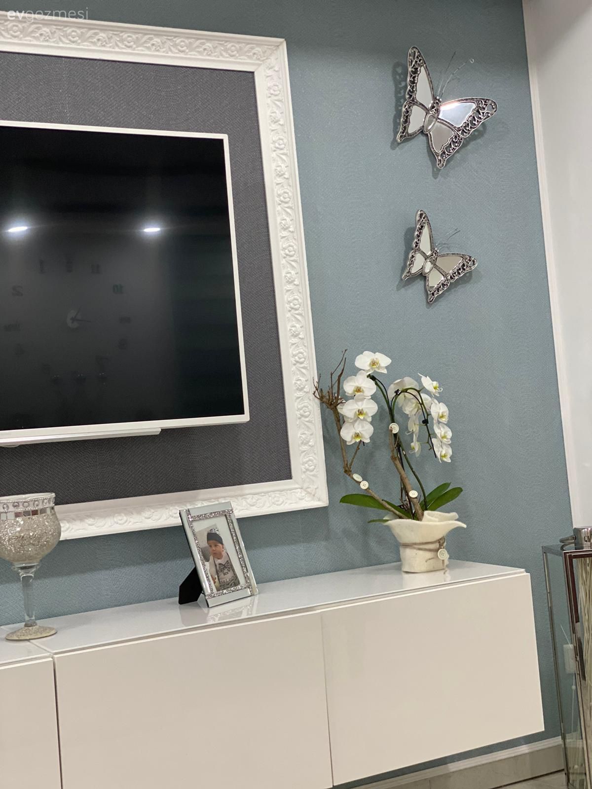 Mavi duvar, Tv ünitesi, Tv ünitesi aksesuarları, Ev Aksesuar, Beyaz, Gri, Siyah, Dekoratif Objeler, Duvar dekorasyonu