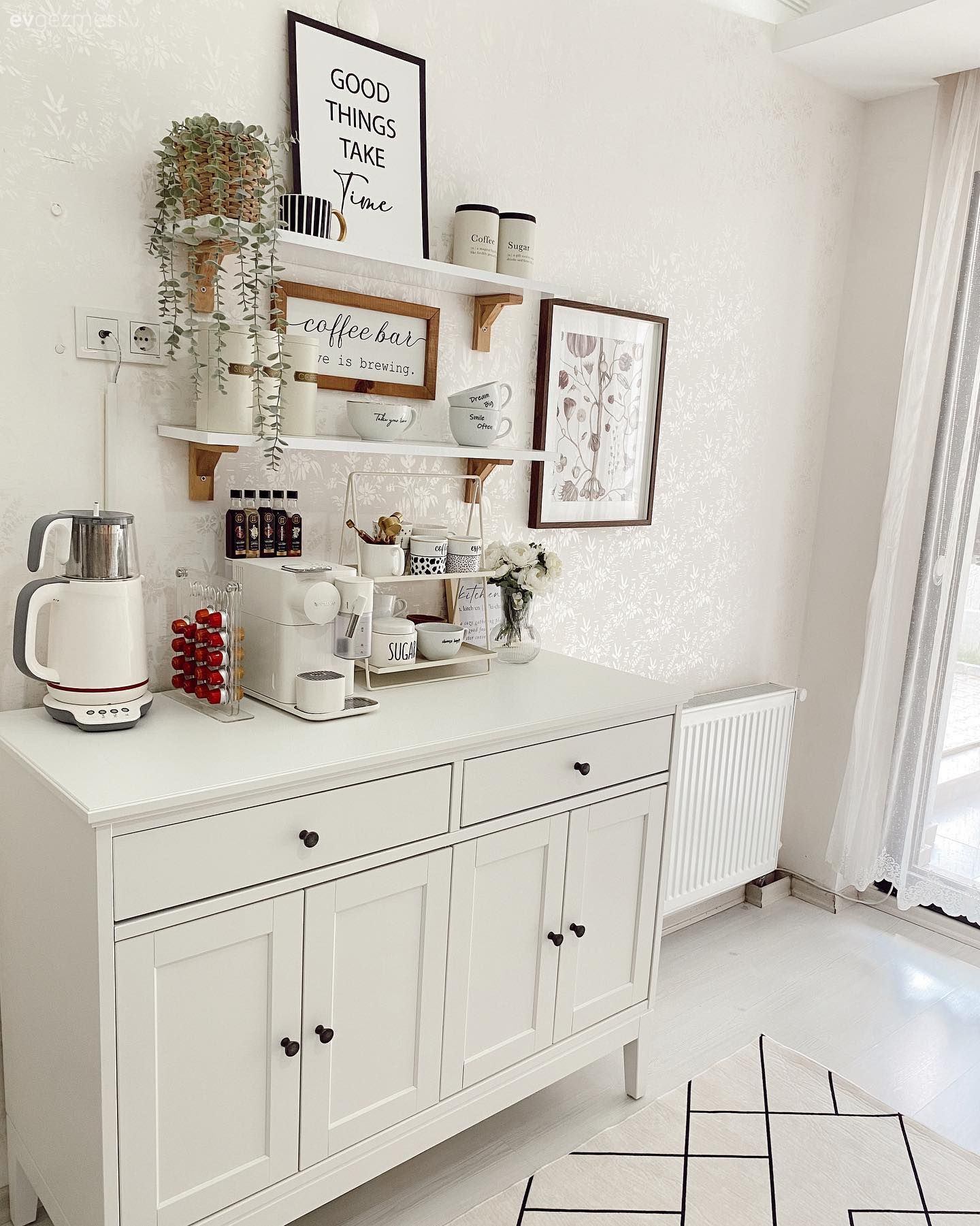 Beyaz, Kahve köşesi, Mutfak rafı, Mutfak, Mutfak aksesuarları, Mutfak halısı, Dekoratif Objeler