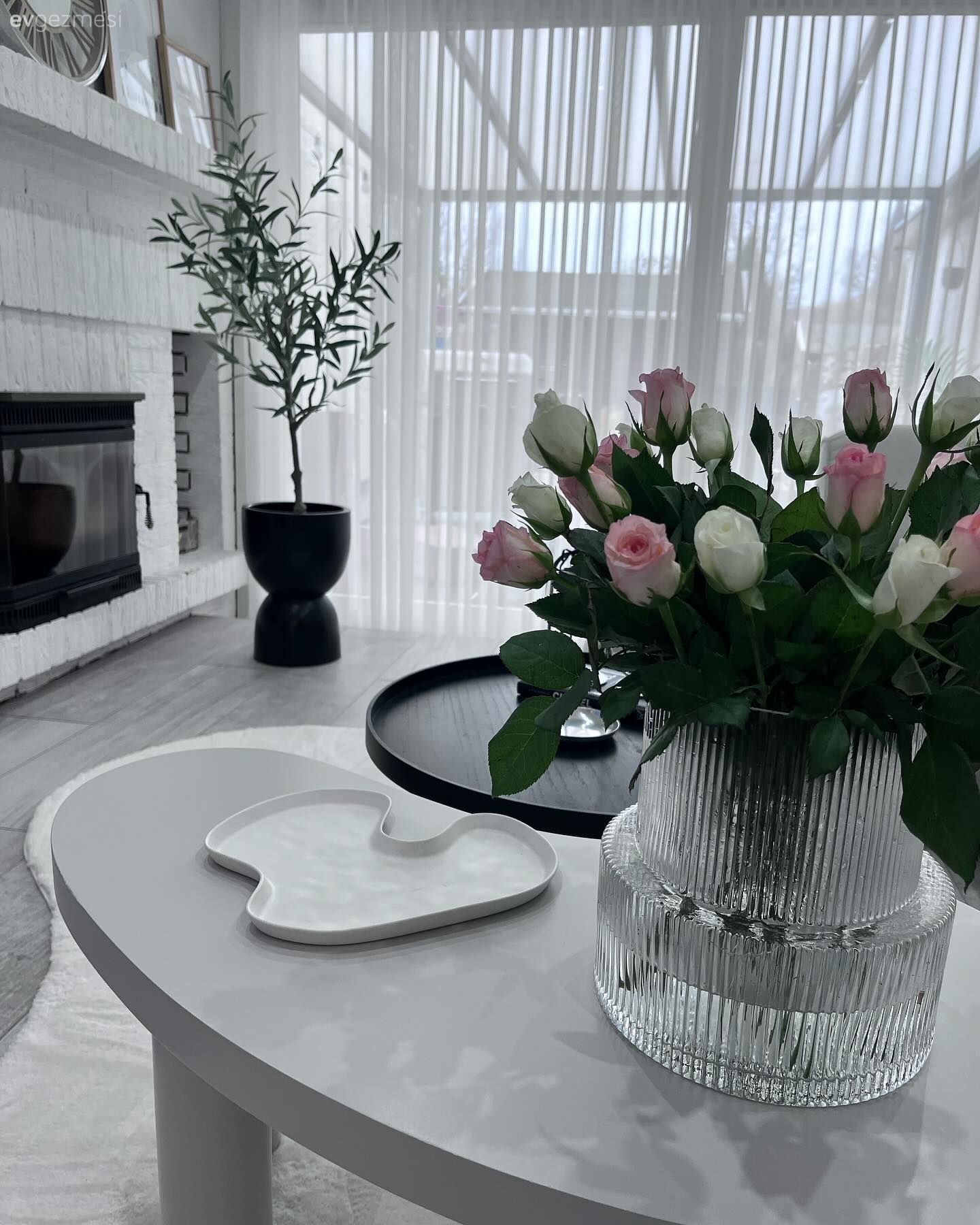 Bu Zarif Ev Minimalist Olmamasına Rağmen Sadelik Algısı Oluşturmuş!