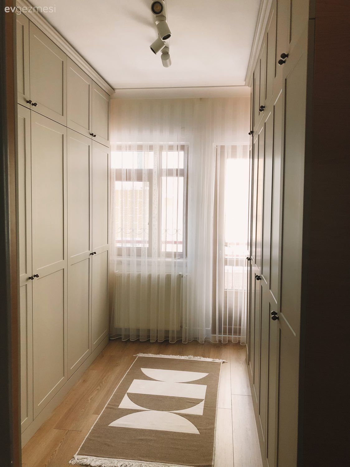 Giyinme odası, Beyaz, Tül perde, Perde, Halı, Spot aydınlatma, Aydınlatma