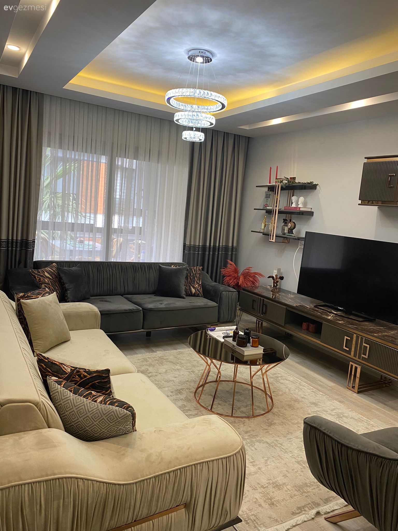 Salon, Modern, Beyaz, Krem, Gri, Koltuk takımı, Kahverengi, Berjer, Tv ünitesi, Tv ünitesi aksesuarları, Ev Aksesuar, Fon perde, Perde, Tül perde, Led aydınlatma, Aydınlatma, Tavan dekorasyon, Avize, Orta sehpa, Sehpa, Yan sehpa, Parke