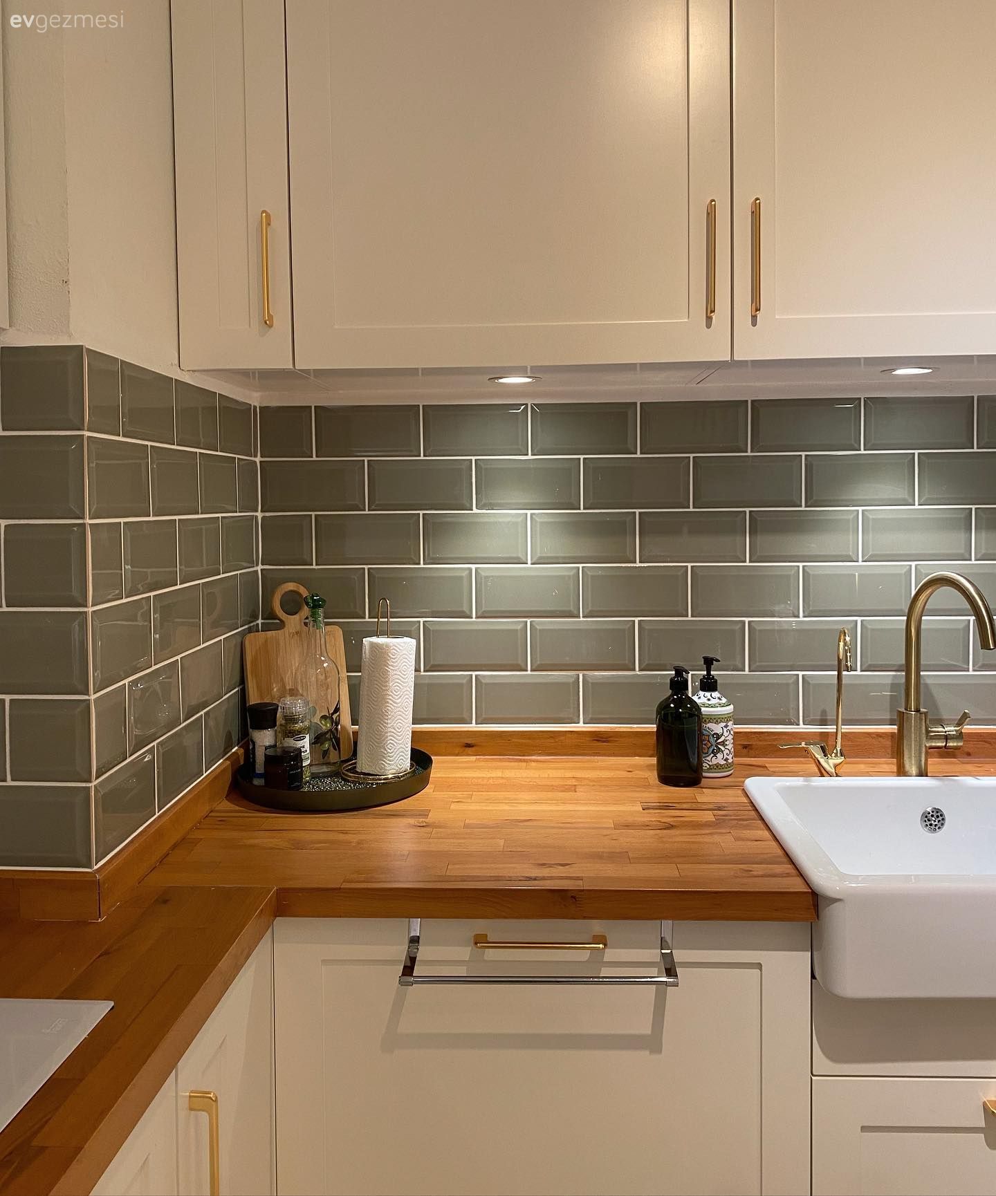 Mutfak, Tezgah arası seramik, Mutfak tezgah arası, Yeşil, Ahşap mutfak tezgahı, Mutfak tezgahı, Eviye , Shaker kapaklı dolaplar, Mutfak aksesuarları