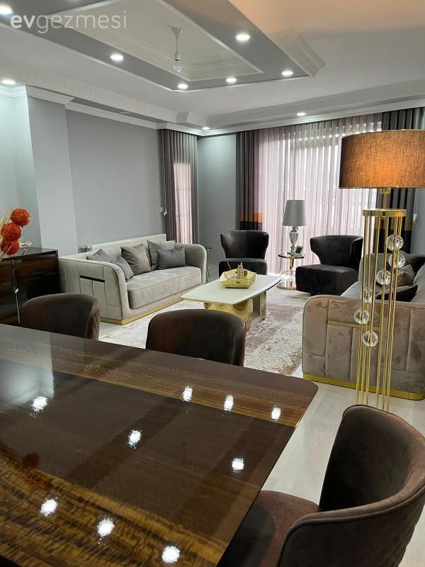 Oturma Odası, Klasik, Gri, Siyah, Altın, Orta sehpa, Sehpa, Halı, Salon halısı, Lambader, Aydınlatma, Sandalye, Yemek masası, Dekoratif Objeler, Spot aydınlatma, Led aydınlatma
