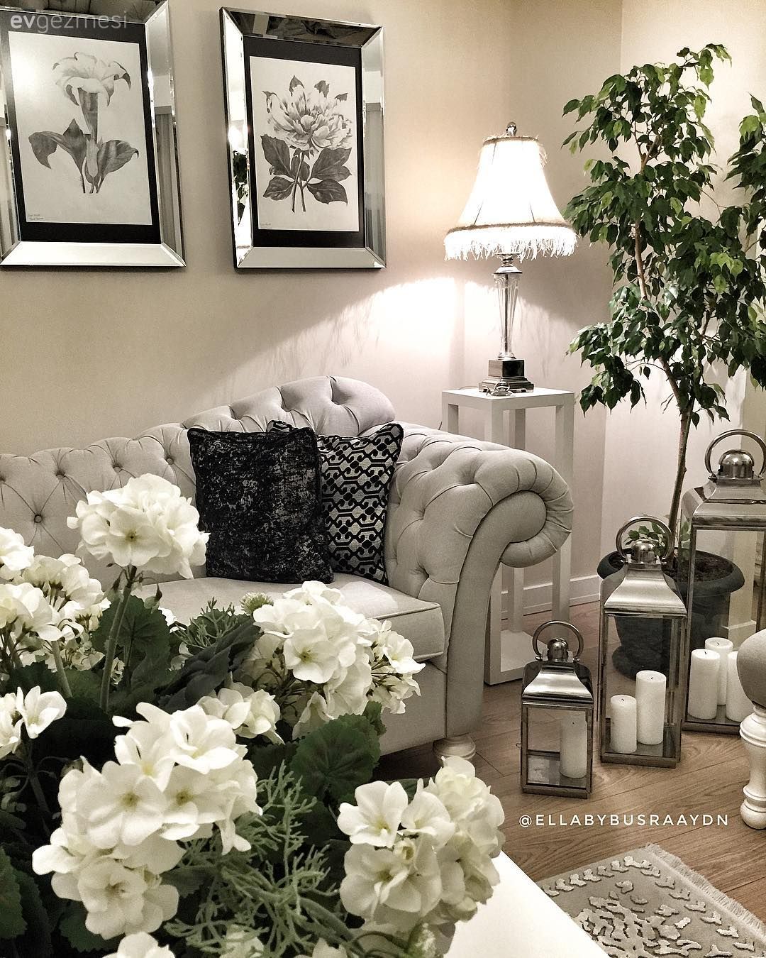 Salon, Klasik, Gri, Beyaz, Siyah, Tablo, Ayna çerçeve, Ev Aksesuar, Fener, Abajur, Mumluk, Çiçekler, Kapitoneli koltuk, Kırlent, Ev bitkisi, Duvar dekorasyonu, Salon halısı
